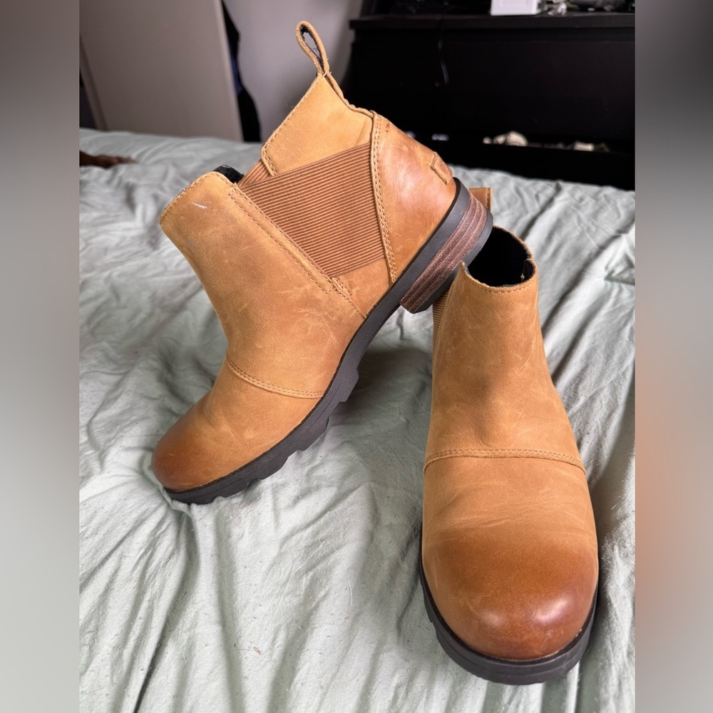Sorel Women's Emelie Chelsea Boot Light and HeavyRain Waterproof Camel Brown 9.5